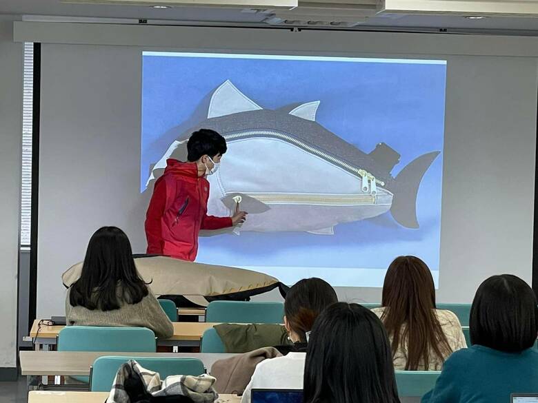 京都デザイン芸術学校で講義する川本さん