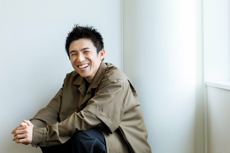 よく知るスタッフが見ている前で寡黙なキャラを演じるのは「ちょっと恥ずかしい」とか