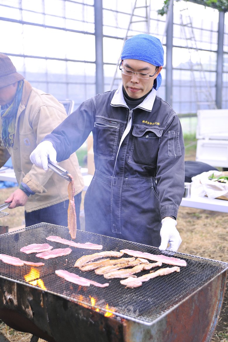 バーベキューで肉を焼く宮治さん