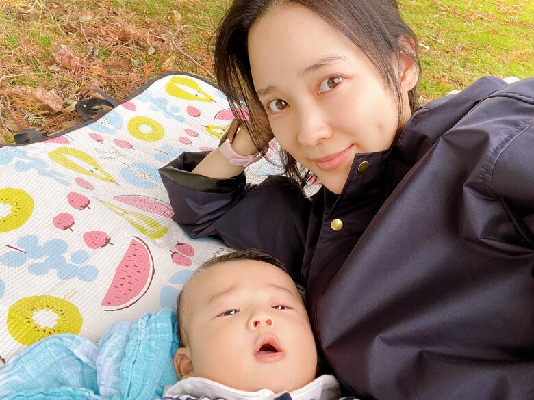 お子さんとピクニックをする奈津子さん