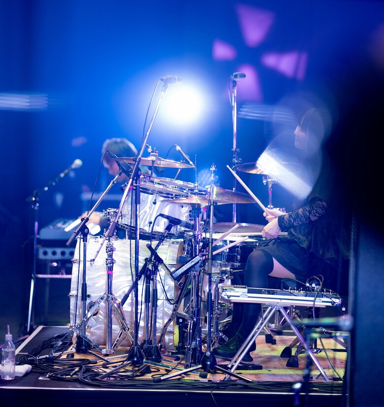 現在も様々なバンドのライブでドラムサポートをする山中さん