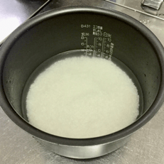 ⑤水が透明になりほとんどにごらなくなったら、分量の水加減をする