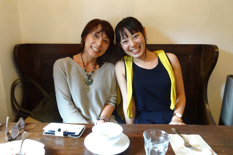 お母さんと（牧野友香子さん提供）