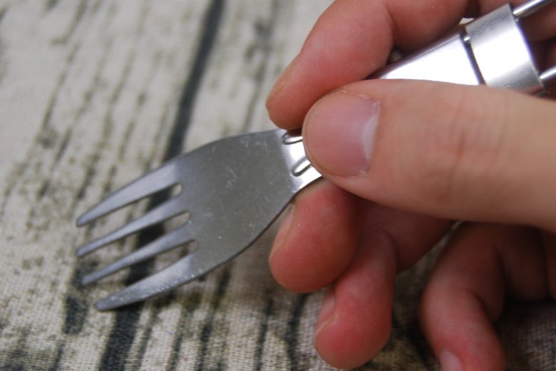 高級感あふれるシルバーカラーの「折りたたみフォーク」と「折りたたみスプーン」は、ミニサイズになる便利グッズ。持ち手の側の半分がフレームだけになっているので、一般的なスプーンやフォークと変わらない重さです。なのに、セリア「折りたたみフォーク＆スプーン」は至って“頑丈”。渾身の力を込めて曲げてみましたが、形状は全く変化しませんでした。硬い食べ物でもなんなく取ることができそう！