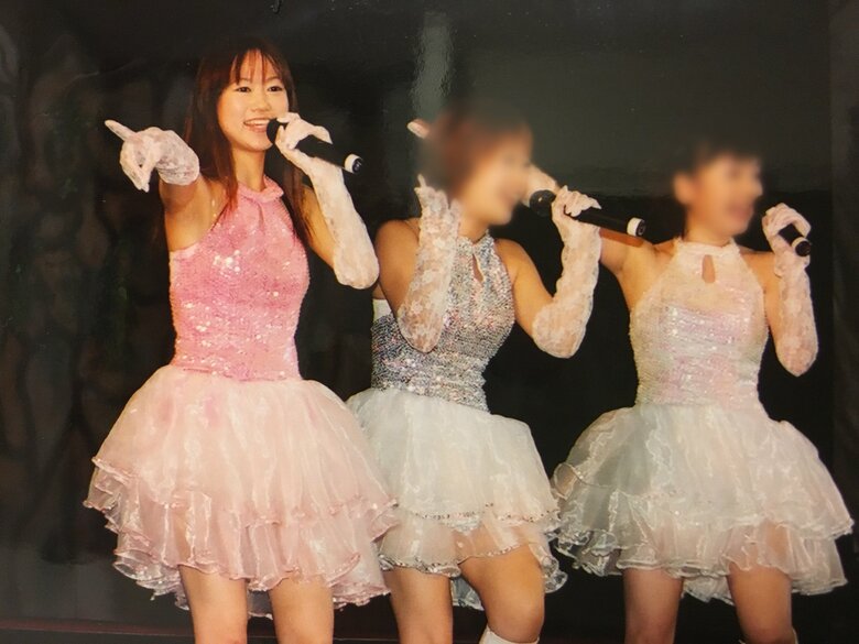 アイドル活動時代の岩佐さん（左）