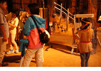 ▲遺跡内では縄文ファッションを楽しむことも可能