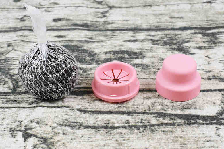 セリアの人気商品「とって付ステンレスたわし」の使用中画像