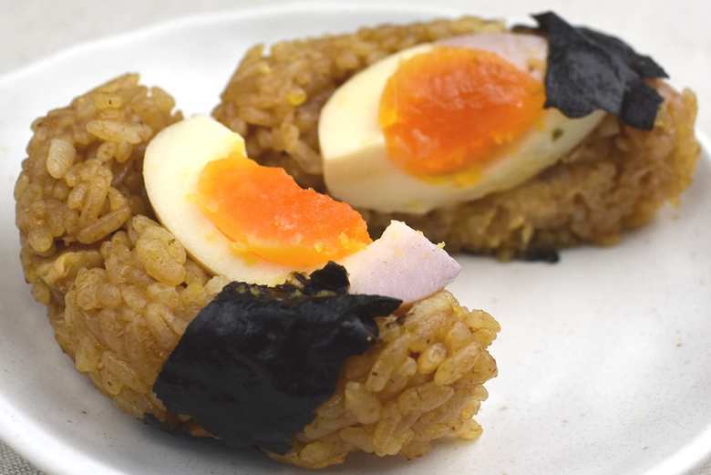 セブンイレブン「とんこつラーメン御飯 半熟煮玉子おにぎり」の食レポ画像