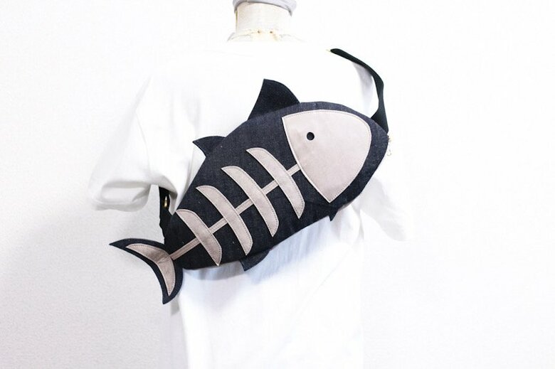 マグロリュックの裏側は骨