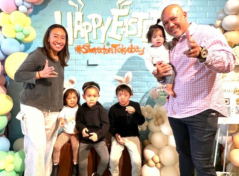 4人のお子さんと一緒に