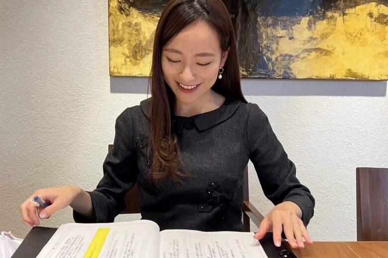 台本読みに勤しむ金井アナ