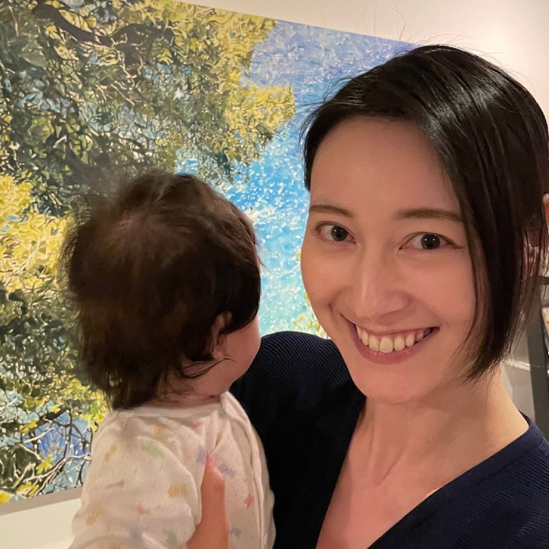 子どもを抱え母の表情の小川さん