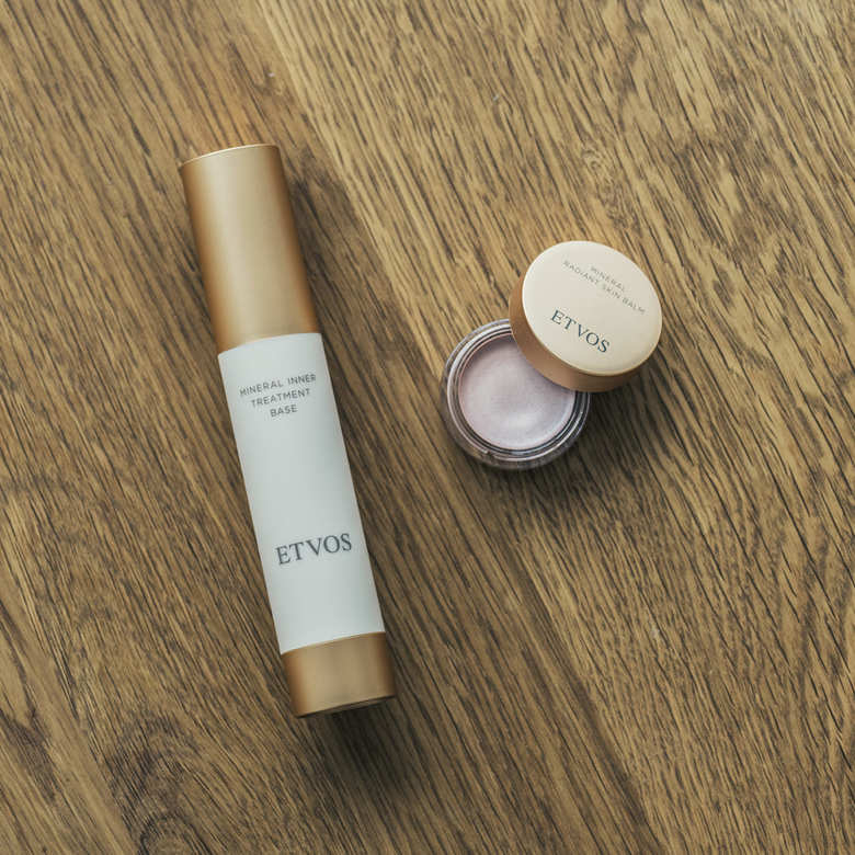 （左から）ミネラルインナートリートメントベース　25ml 4500円（税抜）、ミネラルラディアントスキンバーム　4.8g 4000円（税抜）／ともにエトヴォス