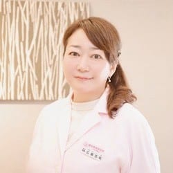 はり師・きゆう師。（有）鍼灸美容研究所 こきゅう南青山院長。自身の体調不良がきっかけで、銀行員から鍼灸の世界へ転身。現在は、90％以上が１年以上リピート来院する「こきゅう南青山」の院長を務めている。施術は、首肩こりから美容・体質改善・妊活・アンチエイジング・不眠など心のトラブルまで幅広く対応。年齢を重ねることで変わる、ライフステージに合わせた施術が評価されている。