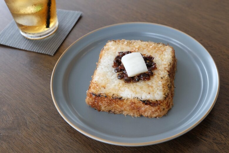 あんこをあさりしぐれ、バターを白たくあんで表現した「あんバタートースト」