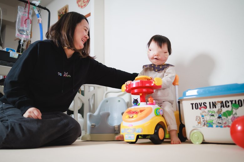 大好きな車のおもちゃで遊ぶ未来君