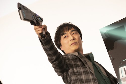 カッコよくドミネーターを構える関さん