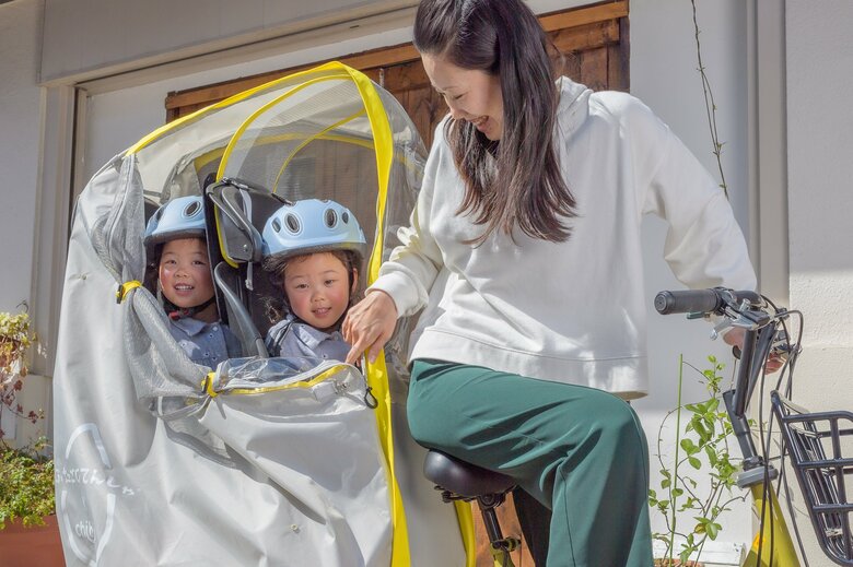 雨の日も濡れないように専用のレインカバーも開発