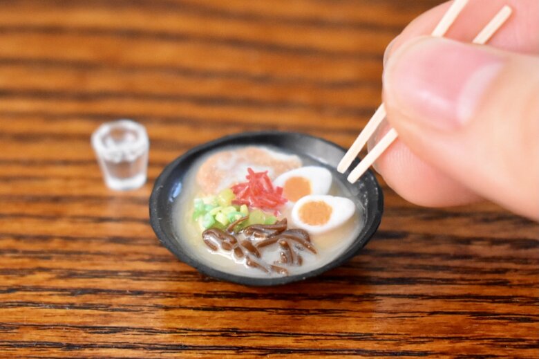 ねんどで作られたとは思えないラーメン。おいしそう…