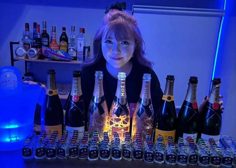 カウンターでお酒を作る姿も