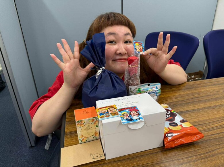 誕生日にたくさんのプレゼントを贈られ笑顔のりっぺさん