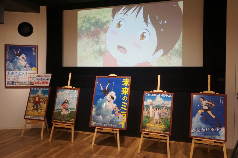 最新作『未来のミライ』と過去作品の予告が流れる中央スクリーン