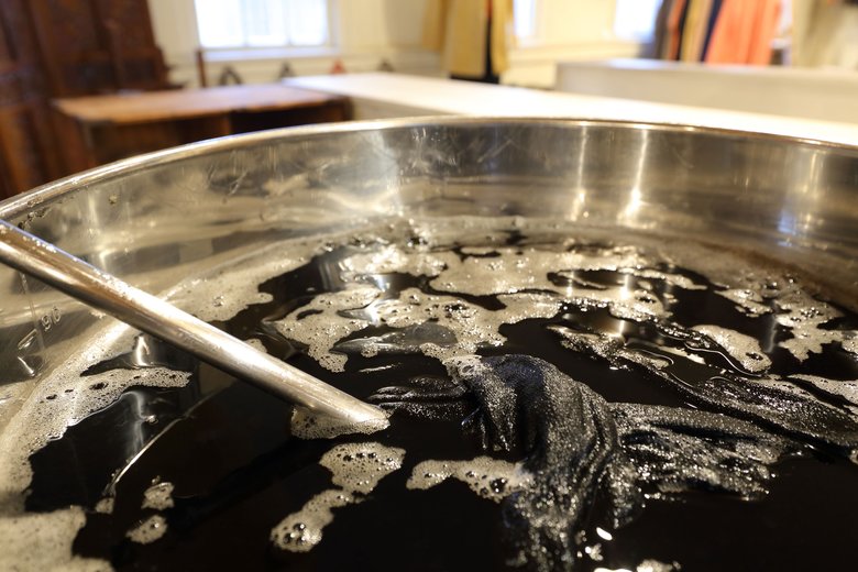 販売した商品の色が薄くなったら無料重ね染めサービスも行っている。染めている様子