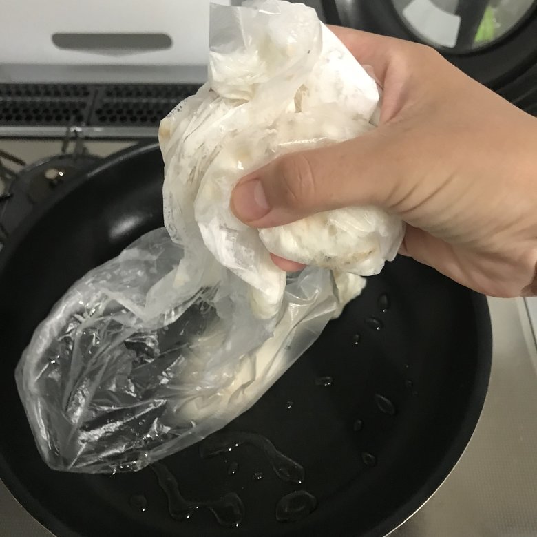 【作り方2】塩や麺つゆで味をつけて片栗粉をまぶし、フライパンに落とす