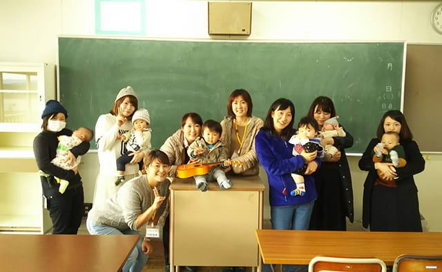 2015年11月、赤ちゃんと一緒に高校の授業に参加