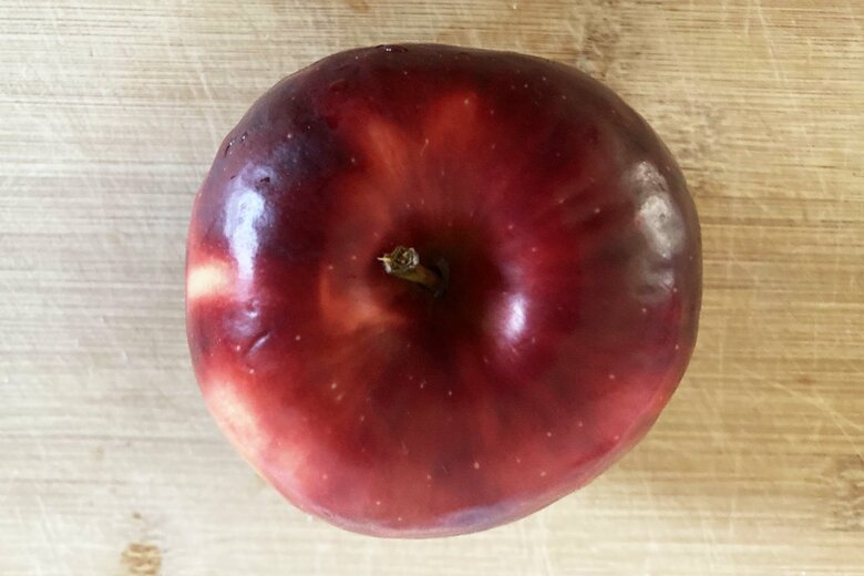 【焼きりんご風レンチンりんごの作り方1】紅玉あるいはサンふじを用意する（写真は紅玉）