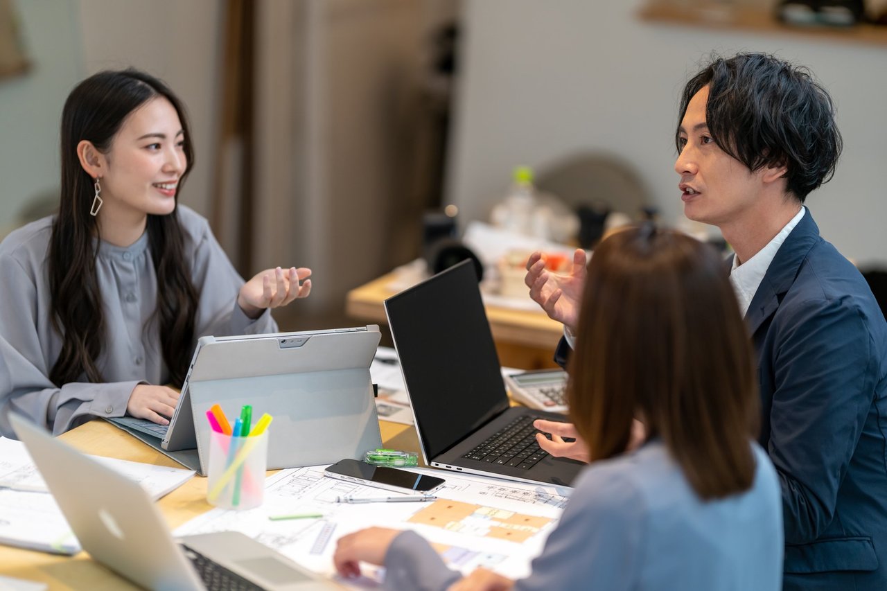 オフィスで会話している様子