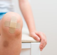 なんで何度も剥がしちゃうの！？ 絆創膏嫌いの子どもへの対策方法