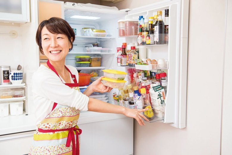 自宅の冷蔵庫を開ける島本美由紀さん