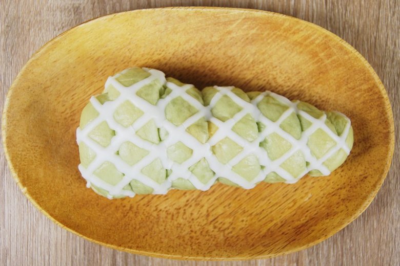 ファミマの人気の菓子パン「メロンクリームコロネ」の実物画像