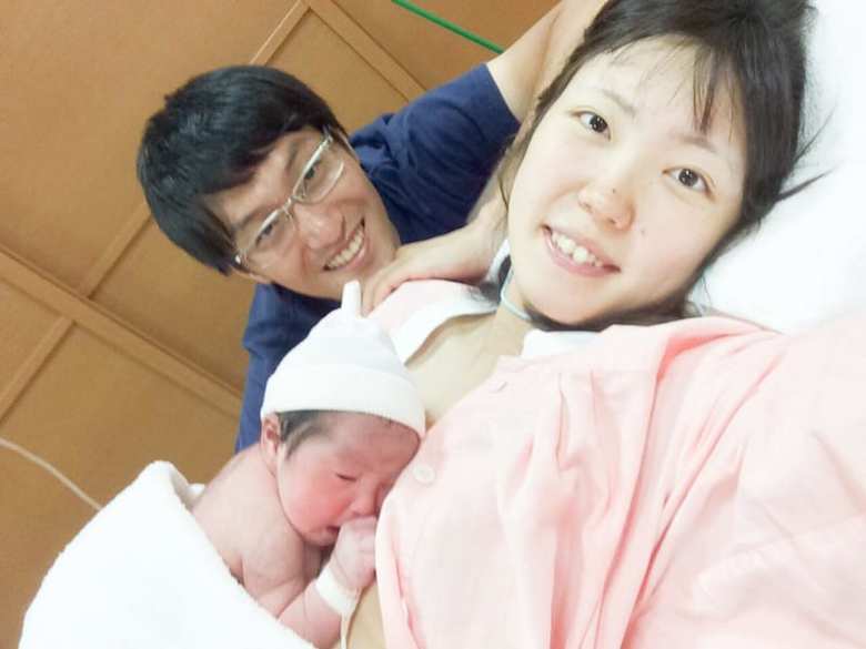 長女の果緒ちゃんを出産した寺田明日香選手と佐藤峻一さん