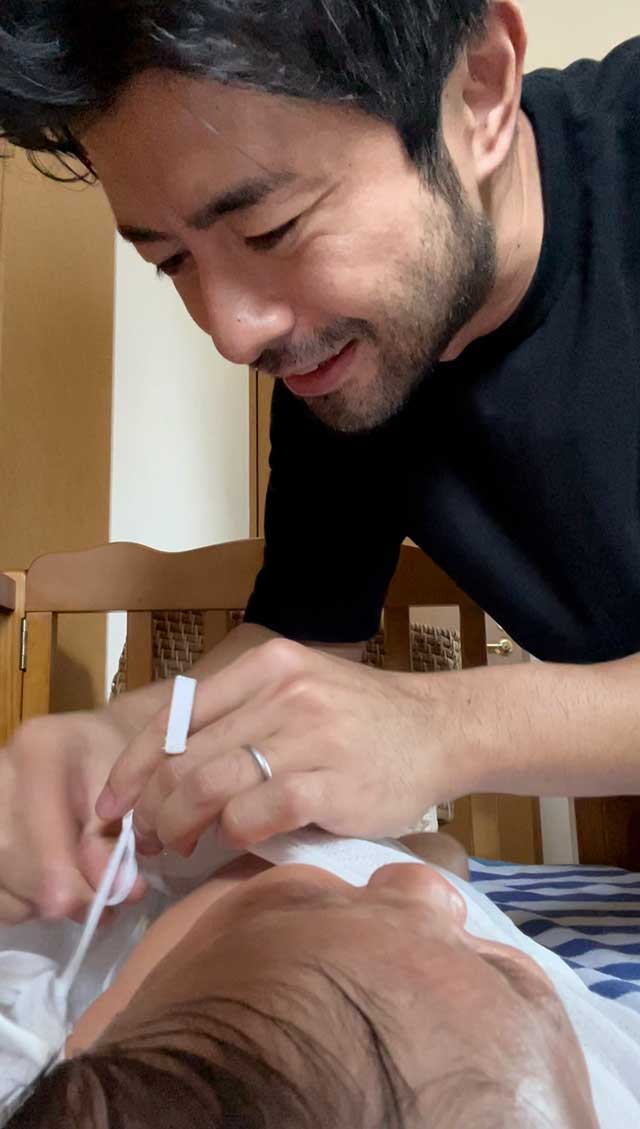 子どもの着替えを特訓中の様子（写真提供／本人）