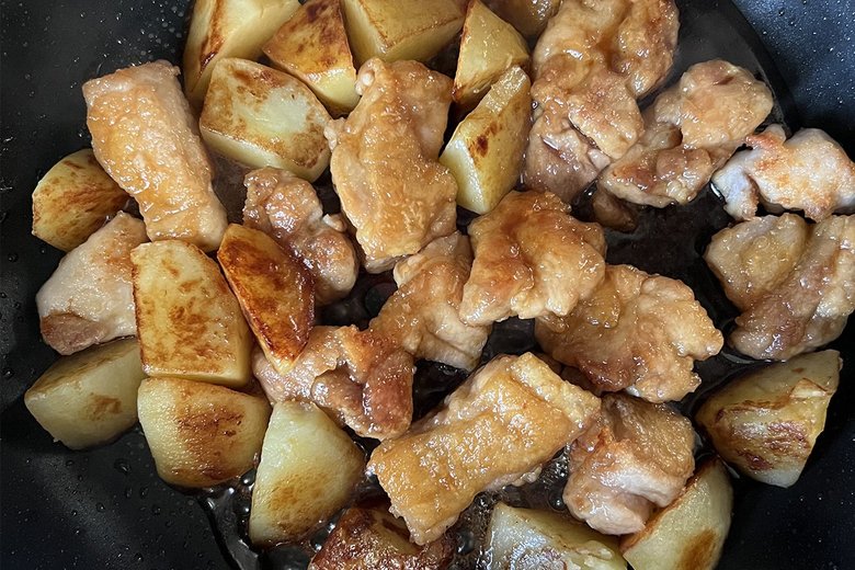 【作り方5】醤油とみりん、酒大さじ入れて煮詰めるように炒める。照りが出てきたら最後にバターを加えてサッと炒める