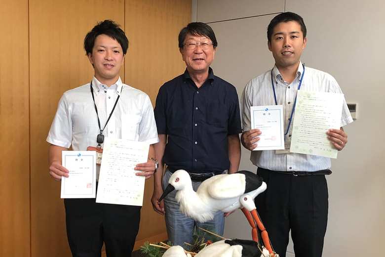 育休を取得した市職員（写真右・左）。市長から辞令交付と応援メッセージが送られる。