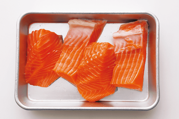鮭２切れは２等分する。A、Bの材料をそれぞれボウルに入れて混ぜ合わせる。