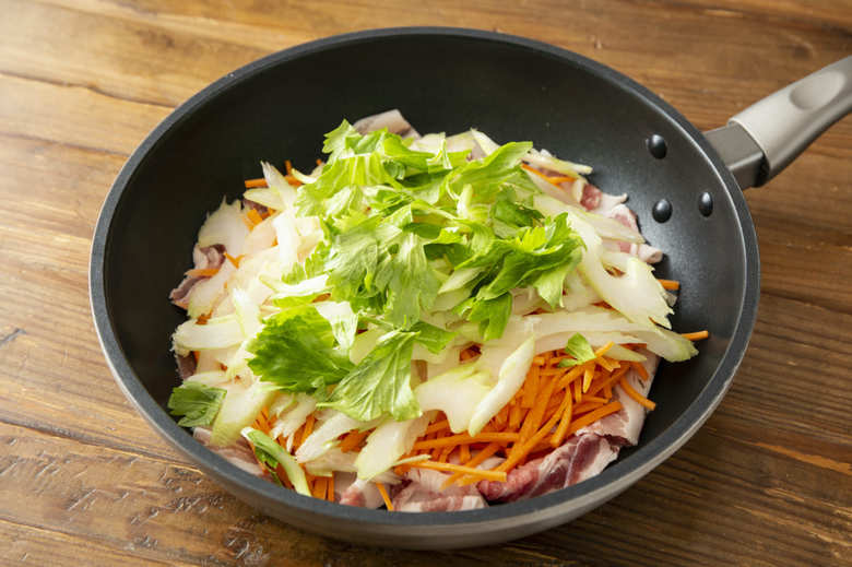 フライパンに豚肉を一枚ずつ広げて入れ、その上にセロリ、にんじん、Ａを入れて中火で熱する。蓋をして沸いてきたらときどき混ぜながら7〜8分ほど煮る。