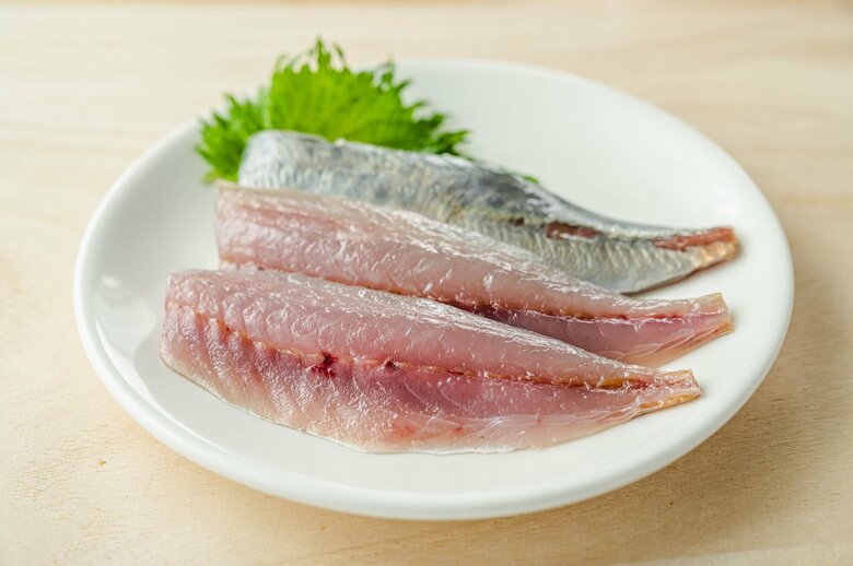肌トラブル解消にはコレ!? 質のいいタンパク質を含む食材4（生のアジ）