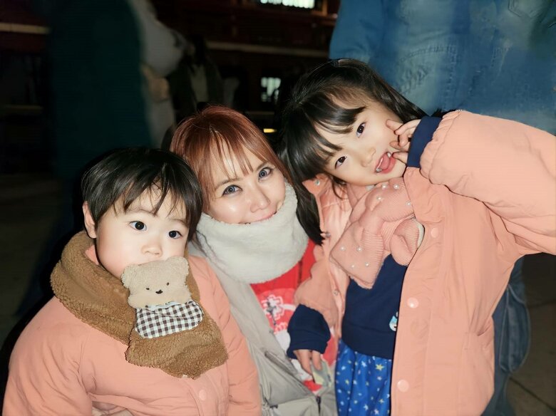 長男の茶蔵くん（左）と長女の雫ちゃん（右）と一緒に
