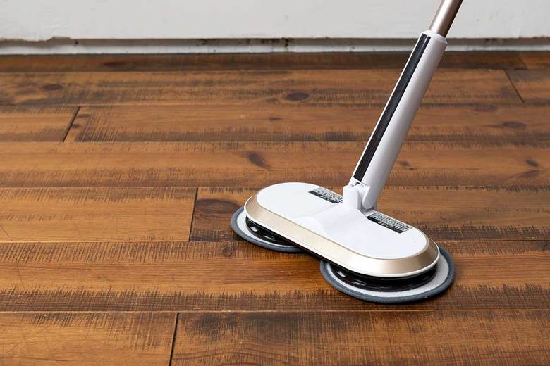 ▲バッテリーは充電の繰り返しで約300回使用可能。モップパッドは100回ほど洗って繰り返し使えるので経済的だ。