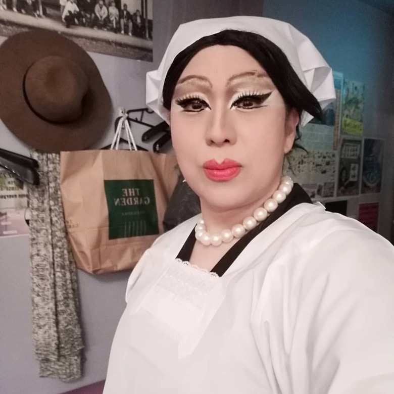 割烹着姿でお料理中