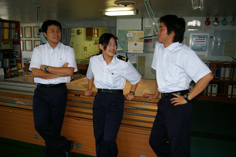 船橋で先輩航海士、後輩航海士と雑談中の1枚（写真提供／日本郵船）