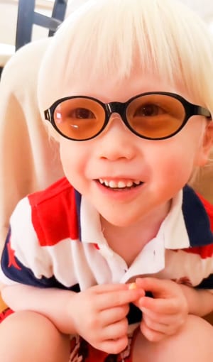 外出時は遮光めがねが必要なリツキくん