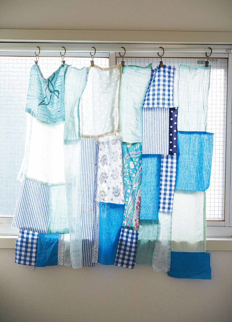 着古した服をパッチワークにしてカーテンにリメイク