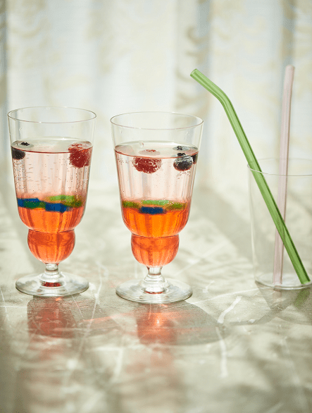 炭酸水には沈み、シロップに浮かぶ星型のゼリーを通して「浮力」について学ぶ「浮力を使ってカラフルゼリーポンチ」