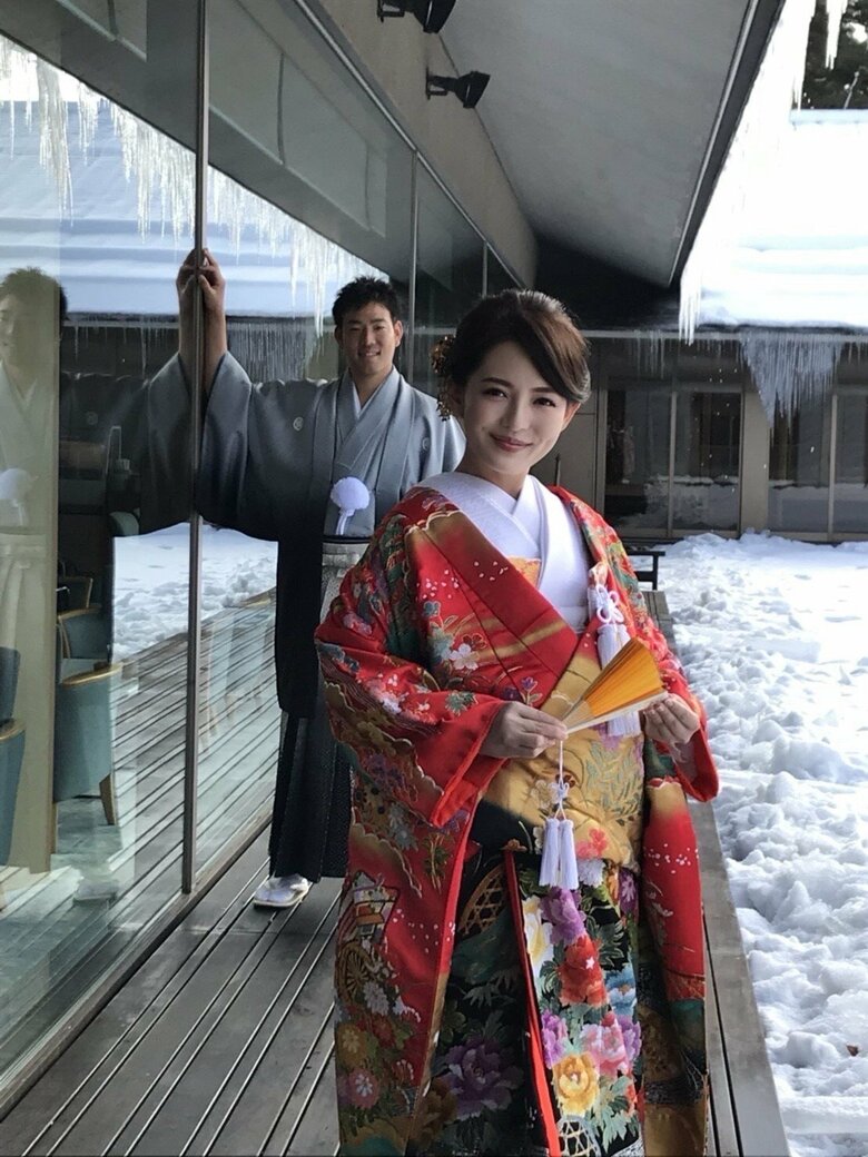 雪景色をバックに和装もお似合いなおふたり