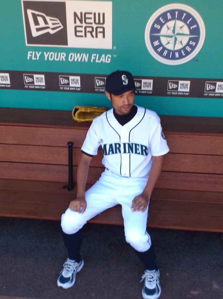 シアトル・マリナーズの球場（現・T-モバイル・パーク）のベンチで